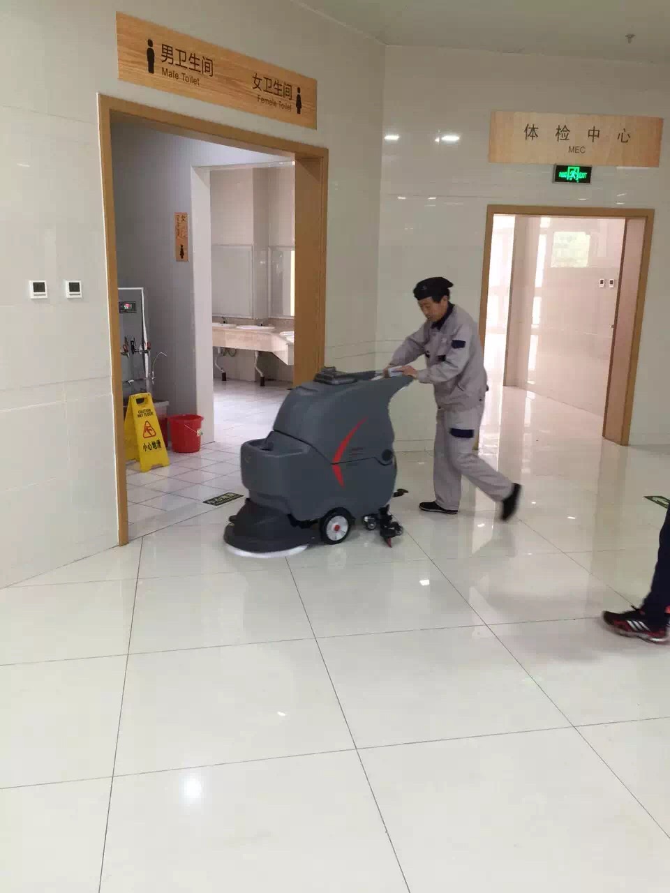 醫(yī)院應該選擇什么樣的洗地機？